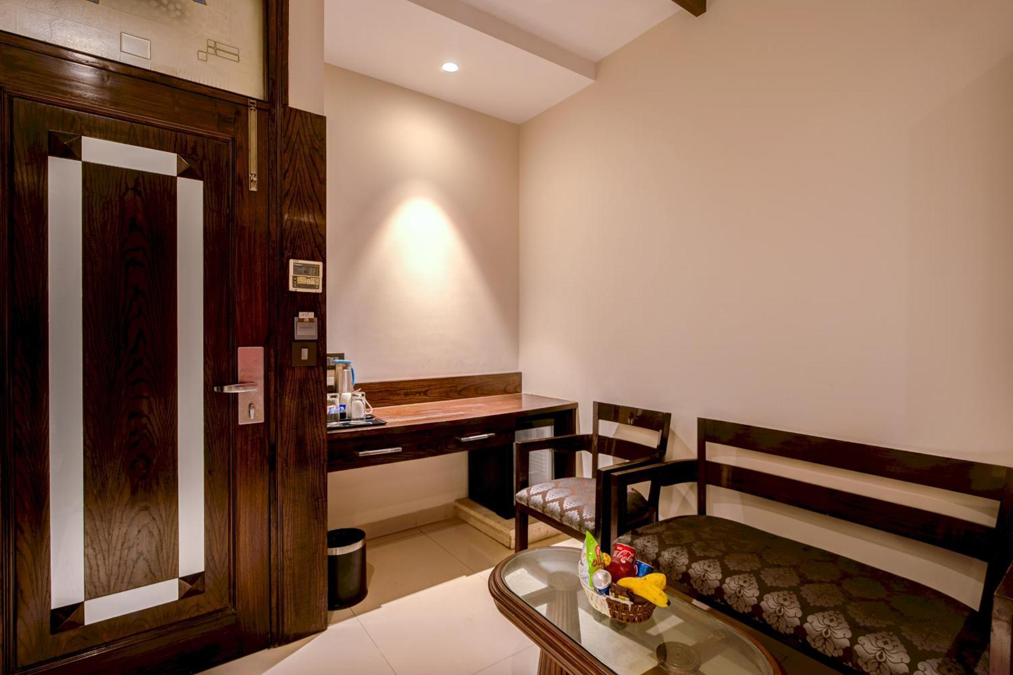 Empire Suites, Нью-Делі Екстер'єр фото